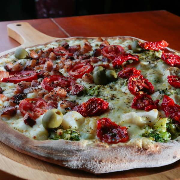 Pizza artesanal Pizza Hour saindo do forno